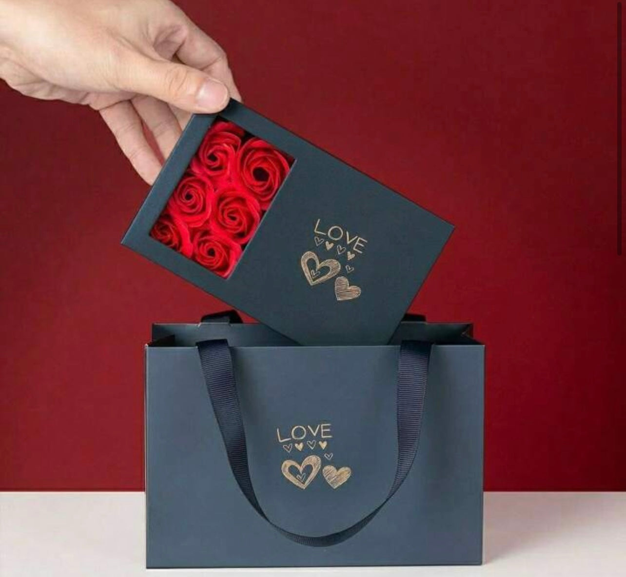 Elegantna darilna škatlica z 6 rdečimi vrtnicami | ROSEBOX
