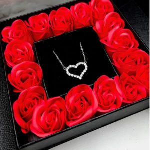 Luksuzna darilna škatlica s 16 večnimi vrtnicami | ETERNALROSE